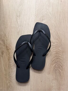 Havaianas x Aritzia Slim Square Flip-Flops Black